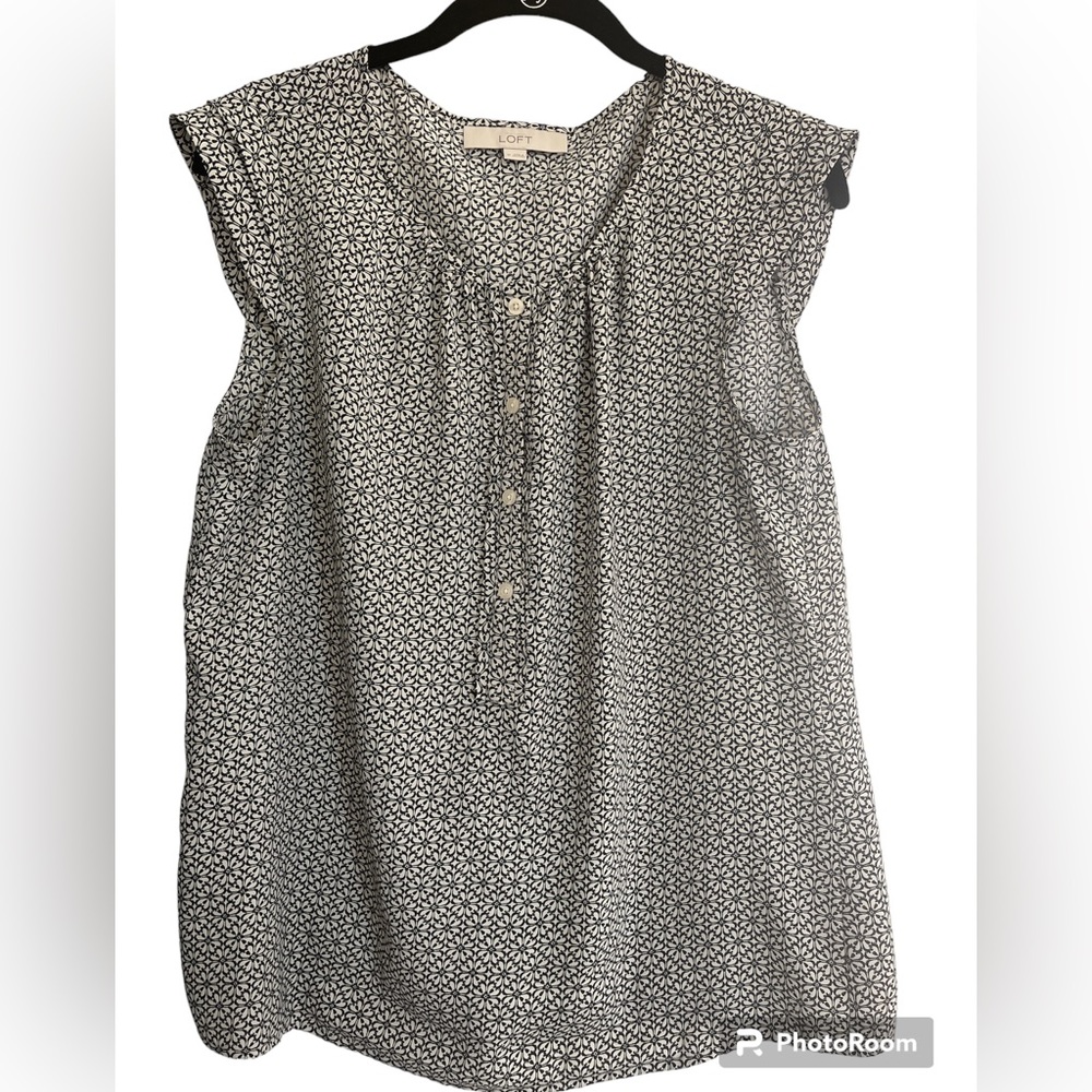 Loft women’s size m blouse.  EUC cap sleeve, functioning front buttons.